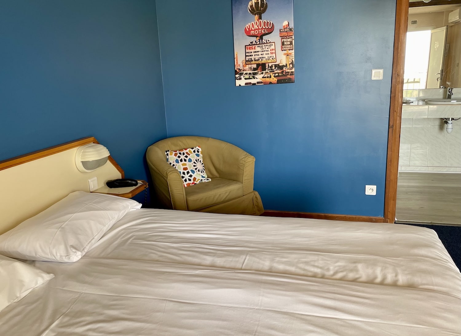 chambre-superieure-confort-vue-piscine-motel-FbOfN