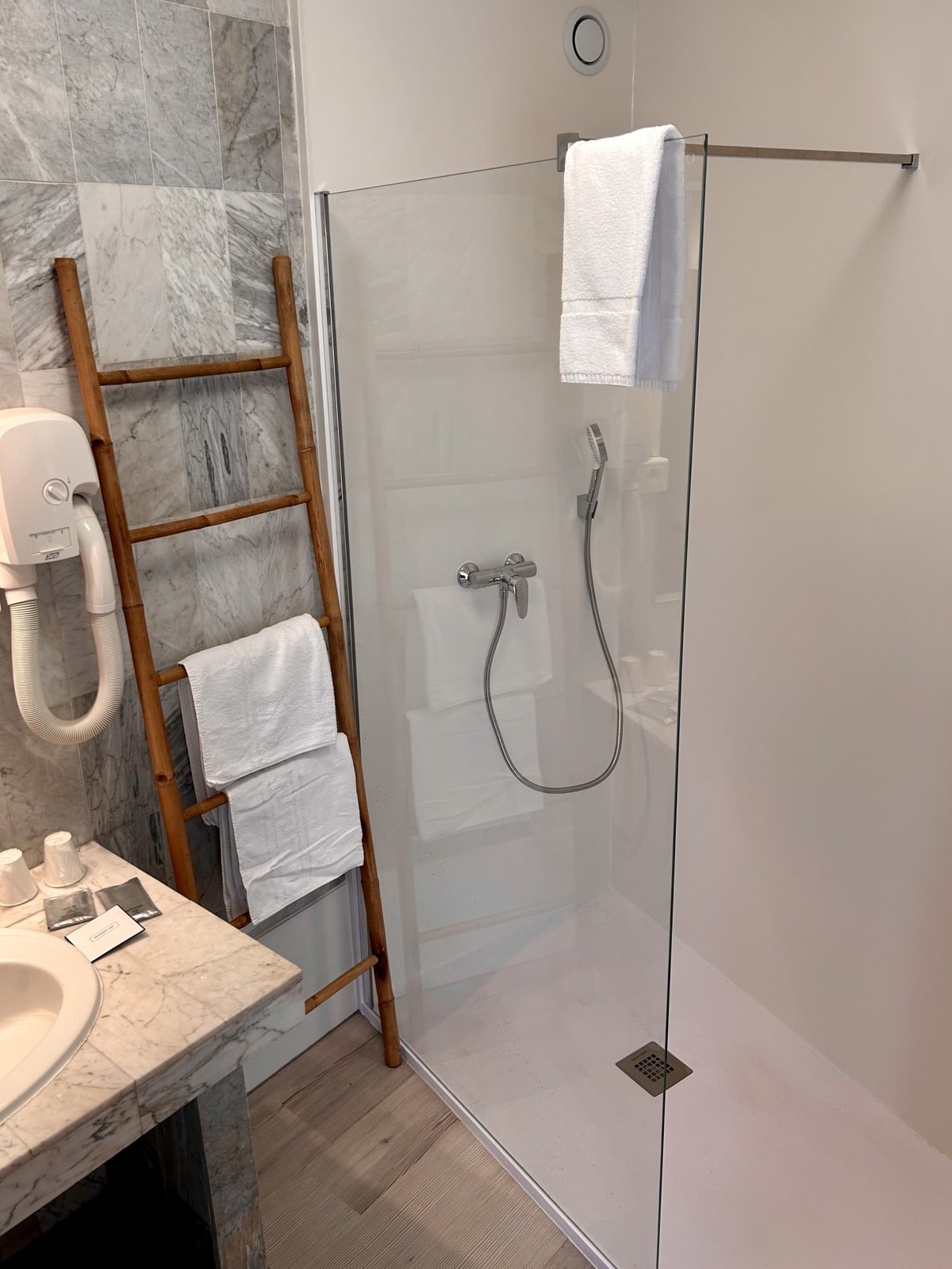 chambre-superieure-confort-vue-piscine-motel-ctvst
