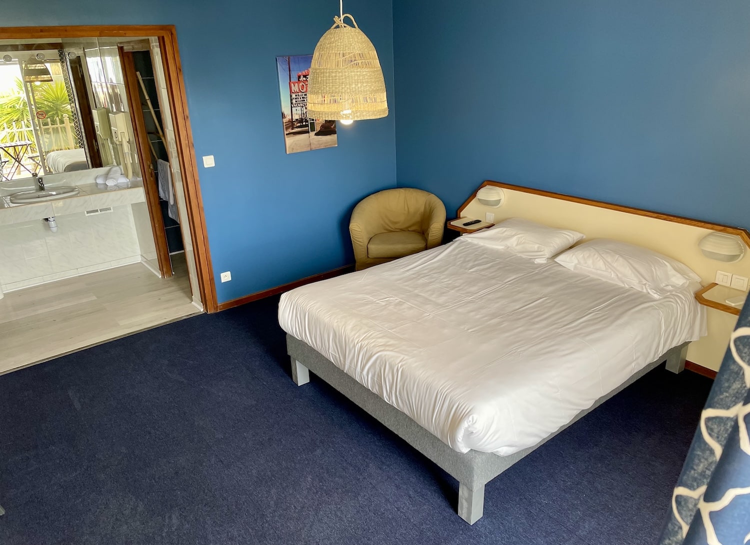 chambre-superieure-confort-vue-piscine-motel-fpvju
