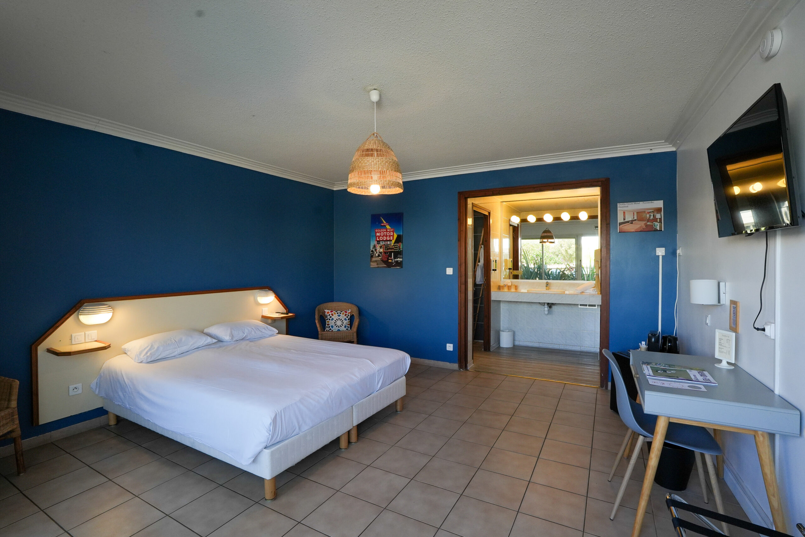 Hotel AMERIQUE - Ch SUPERIEURE CONFORT (Motel) #41(A)