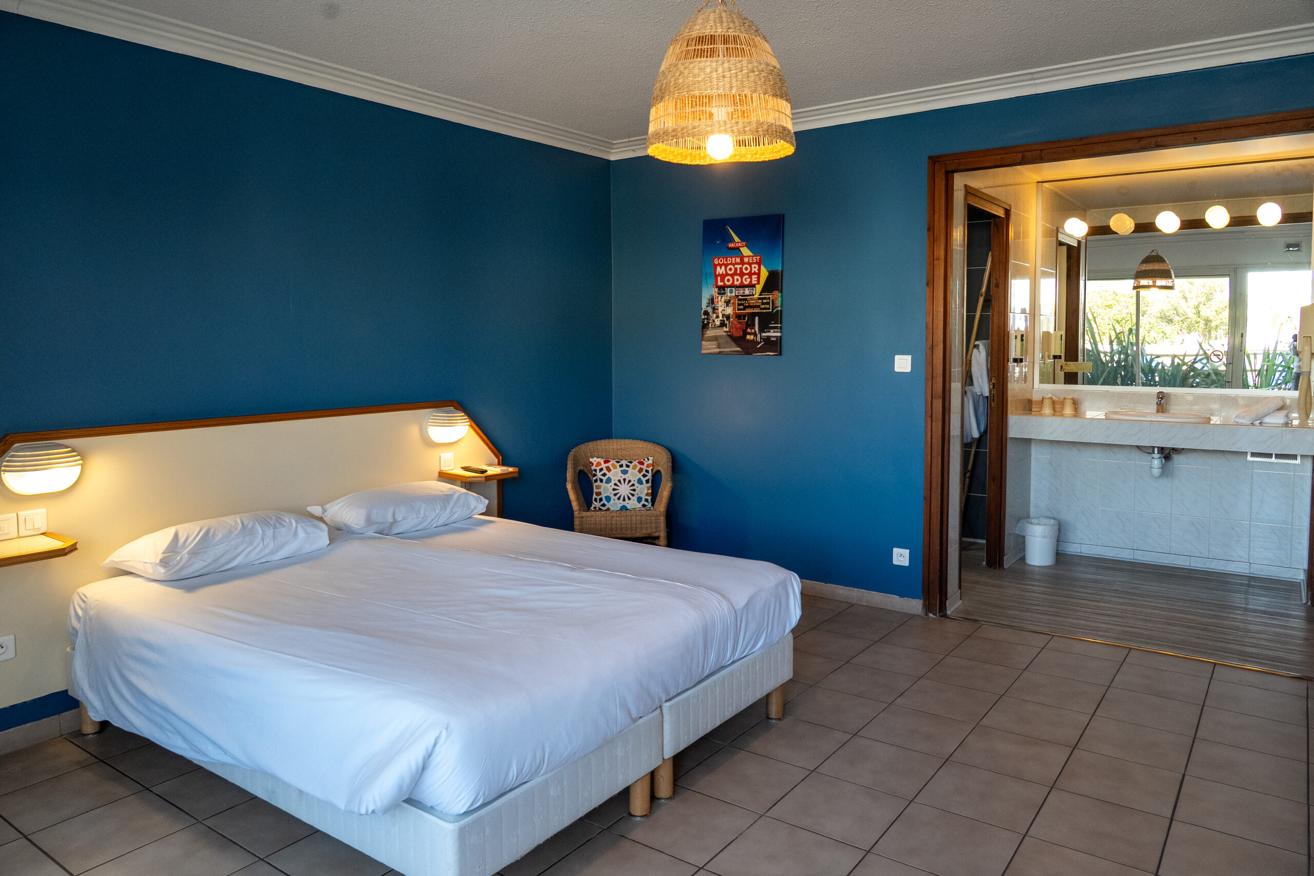 Hotel AMERIQUE - Ch SUPERIEURE CONFORT (Motel) #41(D)